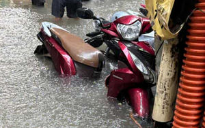 Hà Nội ngập úng: Xe máy chìm trong nước, không muốn mua xe mới hãy làm ngay 3 việc sau