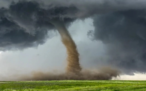 Lốc xoáy có thể san phẳng một vùng rộng lớn, làm biến dạng địa hình quét qua: Con người cần làm gì để sống sót!