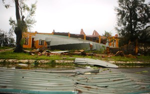 Bão BuaLoi tạo ra 3 ‘kỷ lục dị thường’ khiến người dân khiếp sợ: Nhà bê tông 2 tầng kiên cố cũng bị "vò nát"