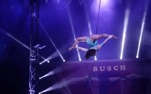 Nữ nghệ sĩ xiếc đu dây ngã tử vong từ độ cao 5 mét trước sự kinh hoàng của hàng trăm khán giả