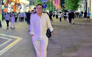 Ngoại hình U70 cực phong độ của nam nghệ sĩ ở chung cư đường Nguyễn Xiển, viên mãn bên vợ kém 16 tuổi