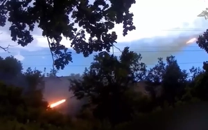 Pháo TOS-1A Solntsepyok khai hỏa, tập kích xưởng công nghiệp hàng không