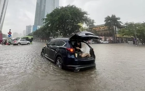 Hà Nội ngập, ùn tắc kéo dài giờ tan tầm: Người dân chui vào cốp xe chờ nước rút