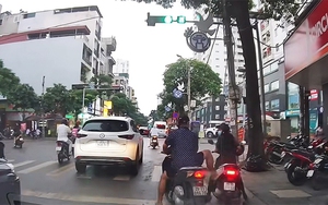 Dừng đèn đỏ, tôi bị xe sau mắng: ‘Hâm à, không đi thì tránh ra’