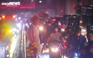 23h đêm, đường Hà Nội vẫn ken đặc xe, nhiều người cuốc bộ 6 tiếng về nhà