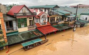 Nước lũ sông Hồng tràn vào nhà dân, ngập tới nóc tầng 1
