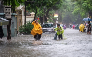 Hà Nội ngập kinh hoàng, Sở GD-ĐT chỉ đạo nóng cho tất cả các trường trên thành phố