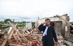 Lốc xoáy gầm rú cuốn phăng nhà cửa, làng quê Ninh Bình chìm trong tang thương