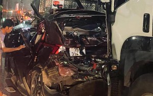 Ô tô 7 chỗ bị tông bẹp dúm khi chờ đèn đỏ, 3 người thương vong