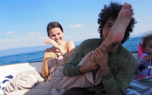 Chồng sắp cưới hôn chân Selena trên du thuyền