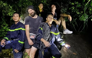 Giải cứu 2 du khách Nga mắc kẹt trên núi Cô Tiên trong đêm