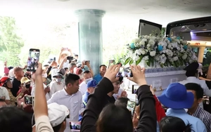 YouTuber vây quanh nơi hỏa táng Ngọc Trinh, người nhà cầu xin