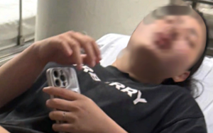 Cô gái 19 tuổi bị nhóm người lao vào đánh đến vỡ mũ bảo hiểm