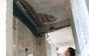 Chung cư xuống cấp, trần rơi lả tả