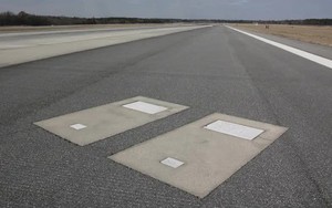 Bí ẩn về hai ngôi mộ nằm trơ trọi giữa đường băng sân bay quốc tế của Hoa Kỳ