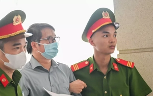 Cảnh sát dẫn giải cựu Phó Chủ nhiệm Văn phòng Quốc hội Phạm Thái Hà đến tòa