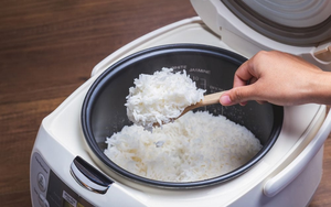 Có nên rút phích cắm nồi cơm điện ngay khi cơm chín? Thì ra bấy lâu rất nhiều người hiểu sai