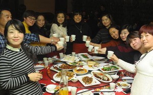 Họp lớp hết 615 triệu, người đàn ông bị xem thường cả buổi bỗng rút thẻ đen ra thanh toán khiến tất cả sửng sốt