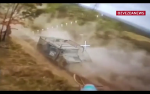 Khoảnh khắc drone FPV xóa sổ pháo M101 của Mỹ và xe bọc thép Humvee