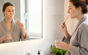 Nên đánh răng trước hay sau khi ăn sáng?