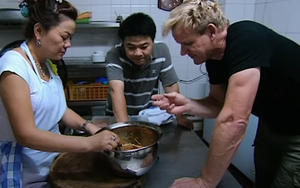 Đầu bếp nổi tiếng hàng đầu thế giới thử 1 món ăn Hà Nội: Xin công thức mang về nhưng bị từ chối