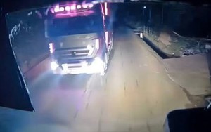 Nữ Tiktoker nổi tiếng dừng xe tải giữa đường để tranh luận việc “nháy đèn”