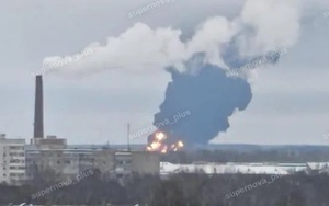 Giao thừa trong tiếng còi báo động rền vang tại Nga và Ukraine