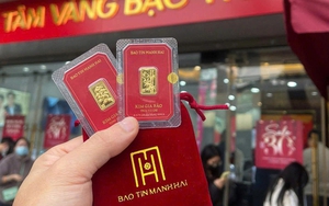 Vàng 0,1 chỉ gây "sốt" đầu năm 2026, người dân rồng rắn xếp hàng mua lấy lộc