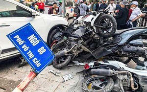 Ô tô lao lên vỉa hè, hàng loạt xe máy bị đâm hỏng