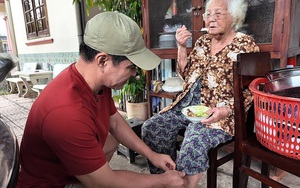 Mẹ diễn viên Trung Dũng 88 tuổi bị ngã ở vườn nhà