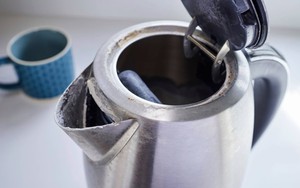 Ấm siêu tốc sạch bong như mới, hết hẳn cặn vôi khi được vệ sinh bằng thứ này