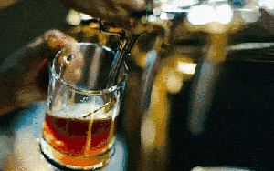 Vì sao bia có vị đắng nhưng vẫn khiến hàng triệu người “ghiền” đến vậy?