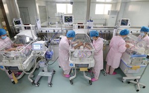 Đẻ con được tặng nhà: Trung Quốc "treo thưởng kép" giữa khủng hoảng dân số và địa ốc