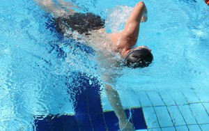 Bé trai 12 tuổi đeo 2 phao vẫn tử vong vì đuối nước tại bể bơi sâu 100cm