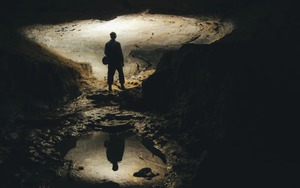 Hai tháng sống trong hang tối, nhà địa chất vô tình phát minh ra một lĩnh vực sinh học mới