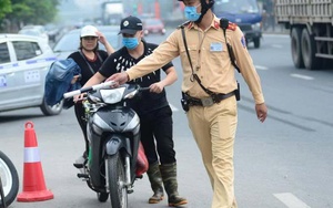 Chuyển hướng không bật xi nhan, người điều khiển xe máy có thể bị phạt đến 14 triệu đồng, trừ 10 điểm GPLX