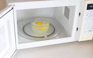 90% người chưa biết bí quyết làm sạch lò vi sóng chỉ với 1 trái chanh