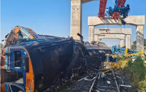 Thái Lan: Cần cẩu đổ sập xuống đoàn tàu đang chạy, ít nhất 22 người thiệt mạng