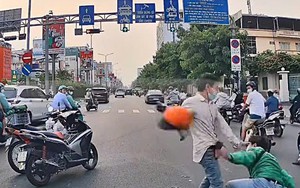 Hai người đàn ông đánh nhau giữa đường ở TPHCM đã đến trụ sở công an