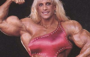 Nữ "quái vật thể hình" gây sốc với vai rộng, lưng dày, đùi khổng lồ