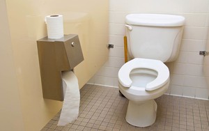 Lý do vì sao có 2 kiểu để giấy khác nhau trong các nhà vệ sinh công cộng: Sâu xa hơn nhiều người nghĩ