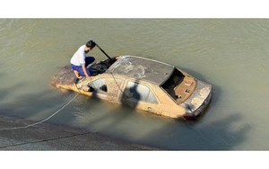 Phát hiện 1 chiếc ô tô dưới kênh cùng bộ hài cốt bên trong, nghi của người đàn ông mất tích từ năm 2023