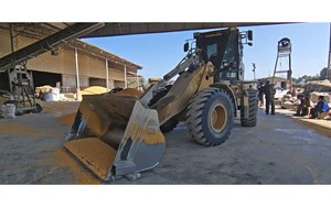 Cứu đồng nghiệp khỏi nguy hiểm, người phụ nữ bị máy xúc cán tử vong, chồng con nghe tin rồi ngã quỵ