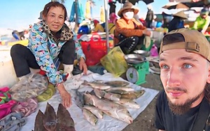 Anh Tây thử thách đi chợ hải sản, lỡ nói sai một chữ tiếng Việt mà mua phải con cá bé nhất chợ