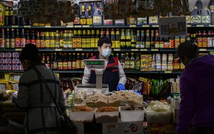 Phát hiện chủ tiệm tạp hoá chuyển khoản 354 lần cho khách hàng cũ tổng cộng 1 tỷ đồng, sau 10 năm mới báo công an