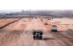 Phát hiện hơn 200 xe tải không người lái âm thầm khai thác "kho báu" lớn hàng đầu thế giới