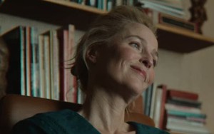 Xem phim Sex Education, tôi và con gái đã có một cuộc "thương lượng" đầy kịch tính về chiếc điện thoại nhiều bí mật của con