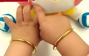 Bé gái đeo vòng vàng đến trường mầm non rồi bị mất, phụ huynh yêu cầu khám người nhưng giáo viên từ chối