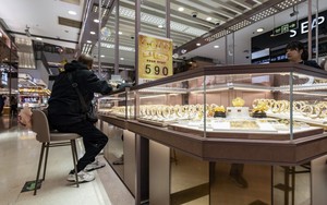 Phát hiện người đàn ông liên tục mua 7kg vàng thỏi không cần hỏi giá, cảnh sát dùng nhiều biện pháp nghiệp vụ vào cuộc