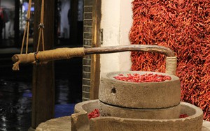 Du lịch Trung Quốc, khách Việt toát mồ hôi khi bước vào tiệm đặc sản bên đường: "Không ngờ người ta dùng ớt để làm điều này"